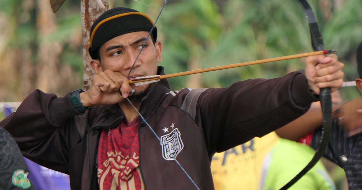 Traditional archer at full draw using a thumb draw on a horsebow